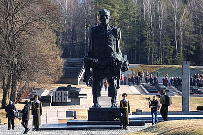 \"Пусть скорбь и печаль обернутся в мужество ваше и силу\". В Хатыни проходит всенародная вахта памяти