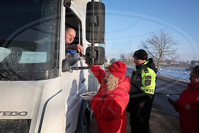 Запуск двигателей, буксировка и горячий чай: как ГАИ Могилевской области помогает людям в морозы