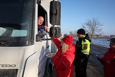 Запуск двигателей, буксировка и горячий чай: как ГАИ Могилевской области помогает людям в морозы