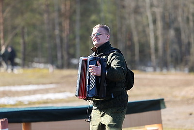 Женщин-военнослужащих Западного оперативного командования с наступающим 8 Марта поздравили на полигоне
