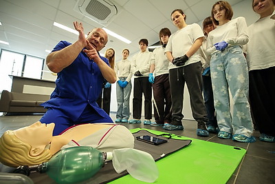 \"Множество предметов в школе объясняют в теории, а здесь - практика\". Проект \"Запусти сердце\" вновь собрал десятиклассников