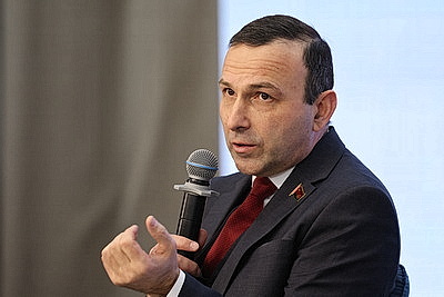 Потенциал и действующая сила. В Минске стартовала III Школа молодого ученого