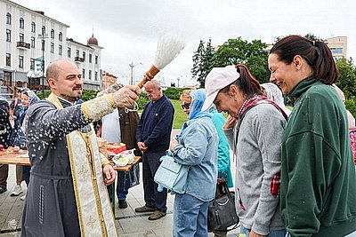 Православные верующие отмечают Яблочный Спас