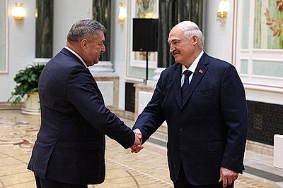 Лукашенко в преддверии Дня народного единства вручил госнаграды заслуженным представителям различных сфер