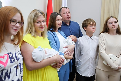В Гродно пяти недавно ставшим многодетными семьям вручили \"Бацькаву кашулю\"