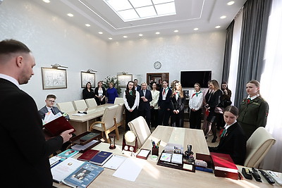 \"Каждый рад получить тут паспорт\". Всебелорусская акция \"Мы - граждане Беларуси!\" прошла в ЦИК 