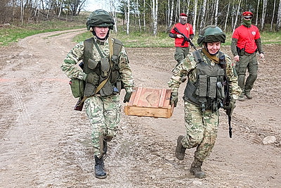 Не только в строю, но и в бою: комбинированный марш-бросок для военнослужащих девушек прошел в Чаусском районе