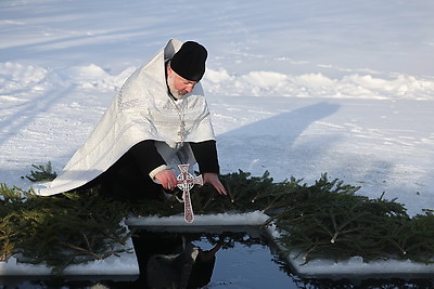 Православные верующие празднуют Крещение Господне