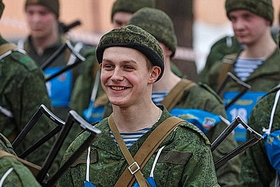 Марш-бросок и подтягивание. Десантники и гвардейцы сдают нормативы по физподготовке во время проверки ВС