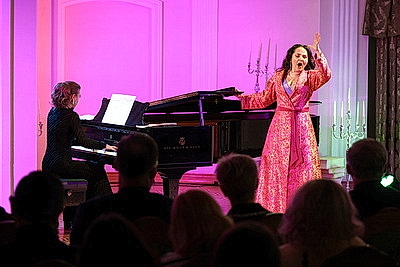 \"Опера - это не скучно\". Как Большой театр превращает классику в современный тренд