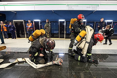 Ночные учения МЧС прошли на станции метро \"Аэродромная\" в Минске