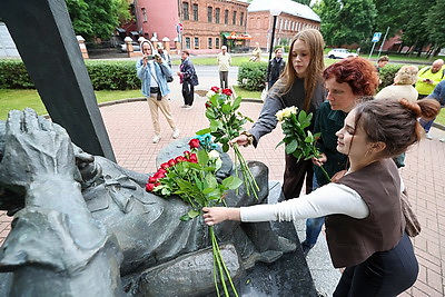 Любимые розы художника и арт-вечеринка. В Витебске отметили 139-летие со дня рождения Шагала
