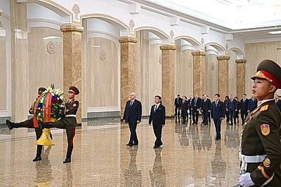 Лукашенко по прибытии в Пхеньян посетил Кымсусанский дворец Солнца и почтил память корейских вождей