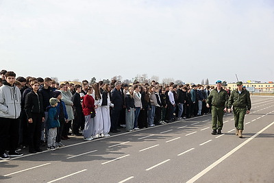 Сделать фото на фоне вертолета и в снаряжении парашютиста. Учащиеся Малоритского района побывали в 38-й бригаде