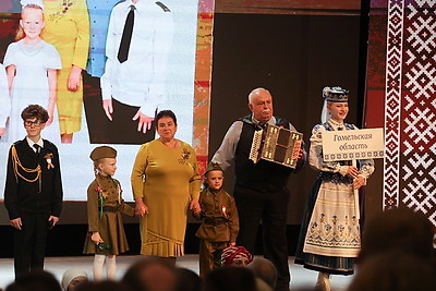 Жемчужины Беларуси. Династии многодетных семей со всей страны поделились историей своего рода и традициями