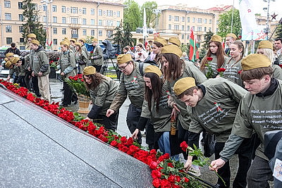 Народное возложение цветов к монументу Победы проходит в Минске