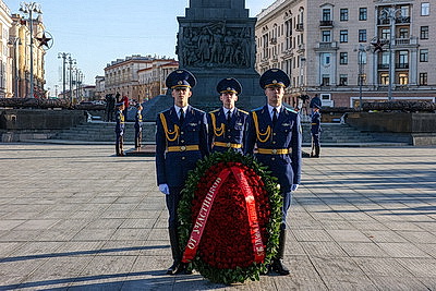 Участники Контртеррористического форума возложили цветы к монументу Победы в Минске