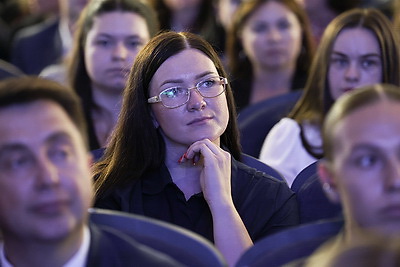 \"На все вопросы ответы были доступные, чтобы было понятно каждому\". Марков и Гигин встретились с жителями Барановичей и Пинска