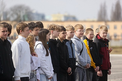 Сделать фото на фоне вертолета и в снаряжении парашютиста. Учащиеся Малоритского района побывали в 38-й бригаде