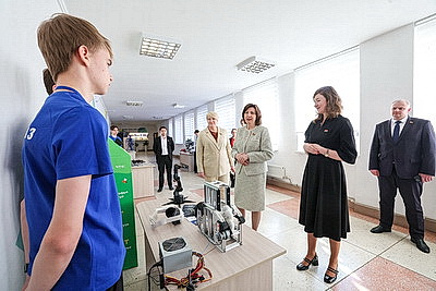 Диалоговая площадка \"Женщина в профессии: учим сердцем, вдохновляем примером\" прошла в гимназии №13 Минска