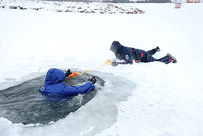 Работники ОСВОДа в Гродно продемонстрировали алгоритм действий при несчастном случае на подледной рыбалке