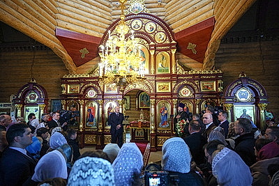 Лукашенко зажег пасхальную свечу в одном из деревенских храмов