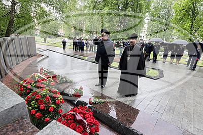 Швед возложил цветы на Военном кладбище в Минске