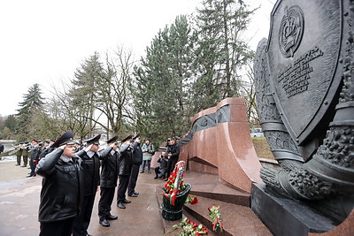 Столичные милиционеры возложили цветы к памятнику погибшим при исполнении служебного долга