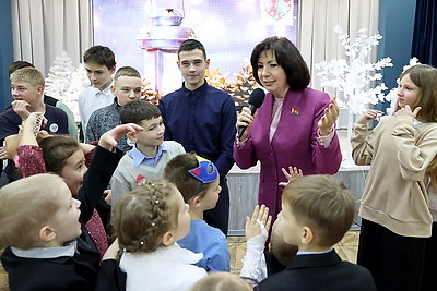 Отзывчивые и настоящие патриоты. Кочанова поздравила 100 ребят из Полоцка на акции "Наши дети"