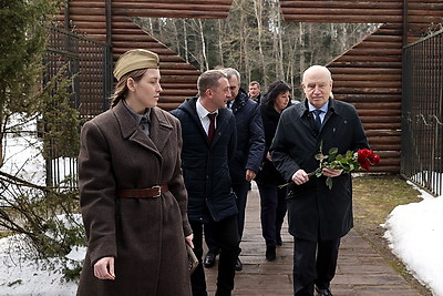 Миссия наблюдателей от СНГ возложила цветы к памятному знаку "Памяти партизан Белорусского движения"