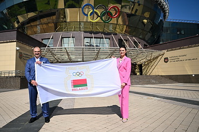 У штаб-квартиры олимпийского комитета в Минске поднят побывавший в космосе флаг НОК