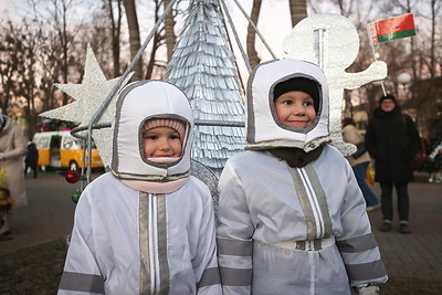 "Дедморобус", космическая елка и железная. В Гродно зажгли огни на аллее дизайнерских елок