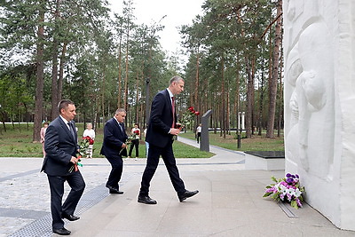 Глава Администрации Президента Дмитрий Крутой возложил цветы к мемориалу в Озаричах