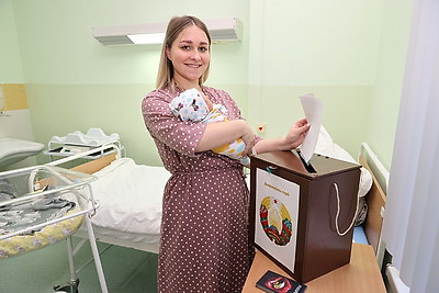 ЕДГ: молодые мамы отдали свои голоса в Витебском областном роддоме