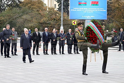 Премьер-министр Азербайджана возложил венок к монументу Победы в Минске