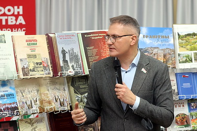 "Через издание видим эпоху". Гигин о выставке "Книги в дар Президенту" на "Марафоне единства"