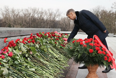 Миссия наблюдателей ШОС возложила цветы к стеле "Минск - город-герой"