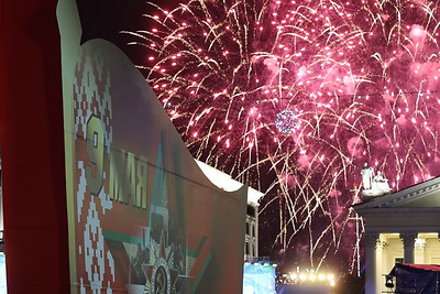 Фейерверк в честь Дня Победы раскрасил небо в Минске