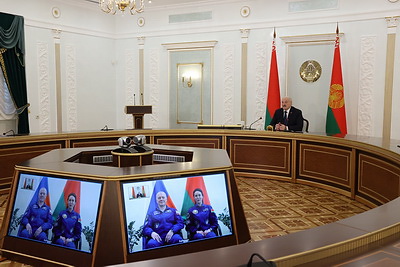 Лукашенко провел встречу с космонавтами Новицким и Василевской