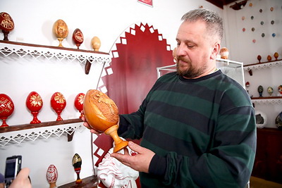 Мастер из Вилейского района создает необычную коллекцию пасхальных яиц из разных пород дерева
