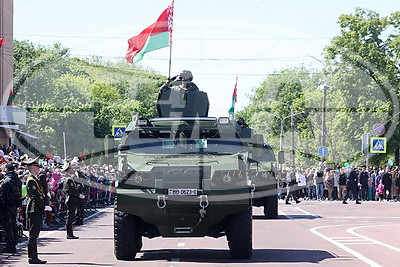 Парадом Победы прошло более 20 единиц военной техники на главной площади Гомеля