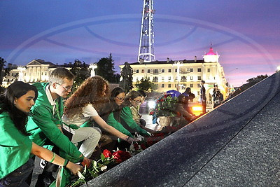 Участники "Поезда Памяти" возложили цветы к Вечному огню у монумента Победы в Минске