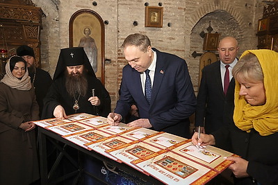 В Коложской церкви торжественно погасили почтовую марку к празднику Пасхи