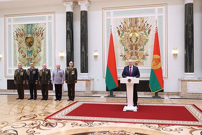 Лукашенко вручил госнаграды и генеральские погоны представителям высшего офицерского состава