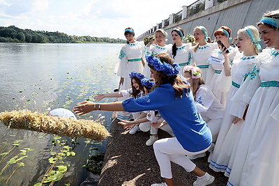 "Дзявочы вянок міру": участницы проекта спустили венки мира на воды реки Сож