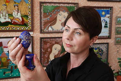 Искусство украшения пасхальных яиц: быховский мастер передает молодежи традиции росписи
