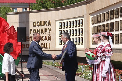 В Гомеле открыли обновленную Доску почета области