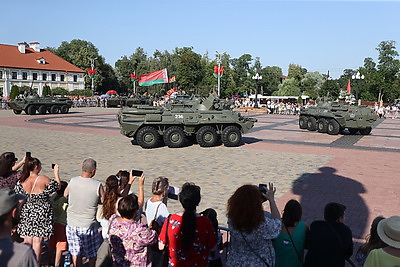 Вальс БТРов в подарок гродненцам в день освобождения подготовили военные