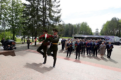 Депутаты Палаты представителей возложили цветы к братской могиле в Уручье