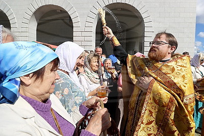 Медовая ярмарка прошла в Минске у храма-памятника в честь Всех Святых